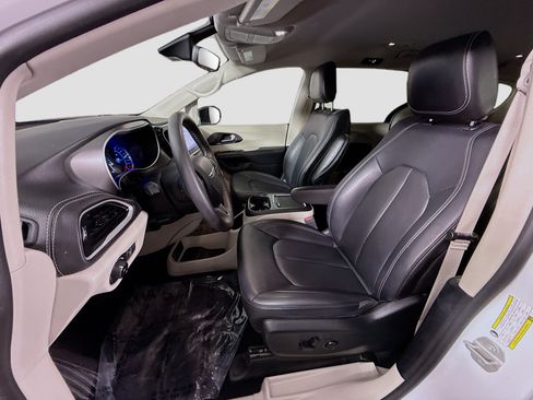 Used 2024 Chrysler Pacifica Limited FWD image 22
