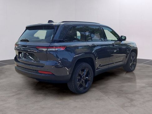Used 2023 Jeep Grand Cherokee Altitude AWD/4WD image 4
