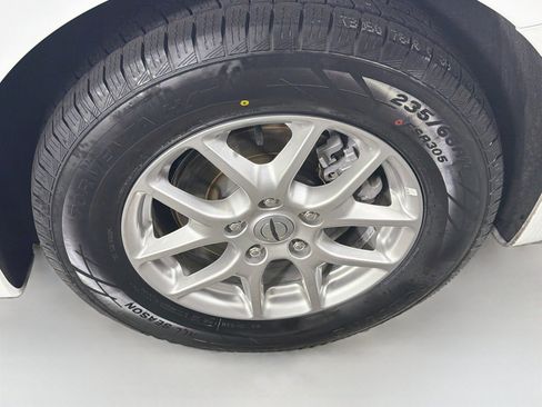Used 2024 Chrysler Pacifica Touring-L FWD image 11
