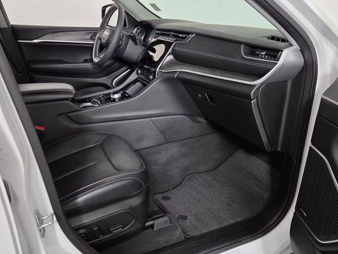 Used 2023 Jeep Grand Cherokee Limited image 37