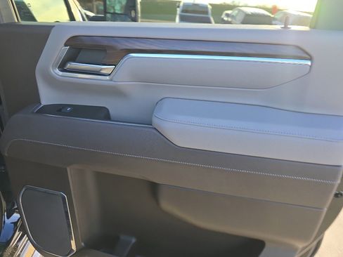 Used 2025 GMC Sierra 2500 SLT w/ SLT Premium Package image 17