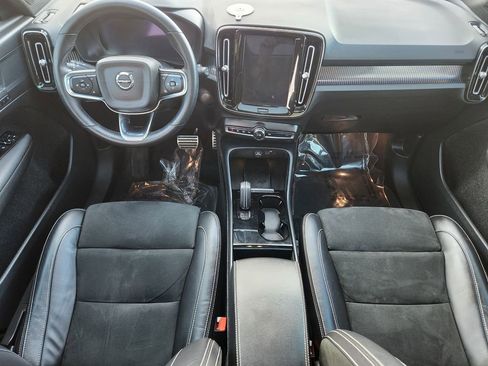 Used 2022 Volvo XC40 P8 Recharge Plus image 12