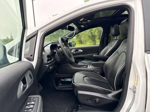 Used 2025 Chrysler Pacifica Limited FWD image 9