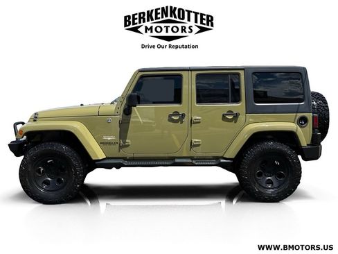 Used 2013 Jeep Wrangler Unlimited Sahara w/ Connectivity Group AWD/4WD image 6
