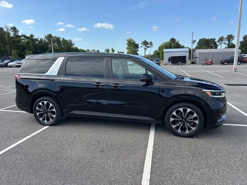 Used 2024 Kia Carnival EX FWD image 3