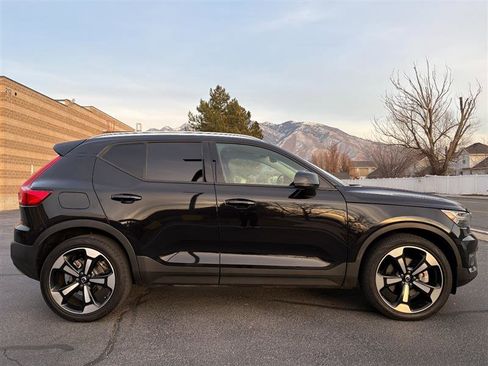 Used 2021 Volvo XC40 T5 Momentum w/ Premium Package image 6