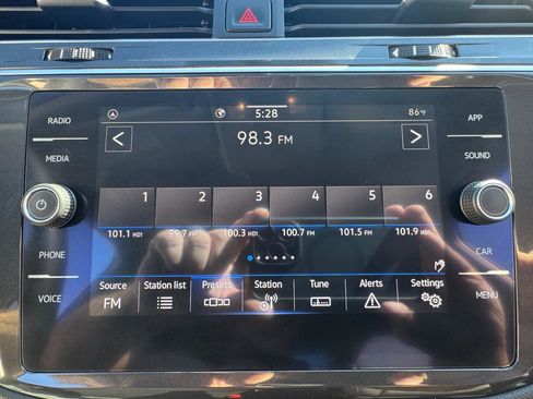 Used 2021 Volkswagen Tiguan SE image 39