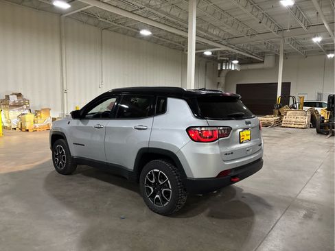 Used 2025 Jeep Compass Trailhawk AWD/4WD image 3