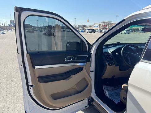 Used 2016 Ford Explorer XLT image 13
