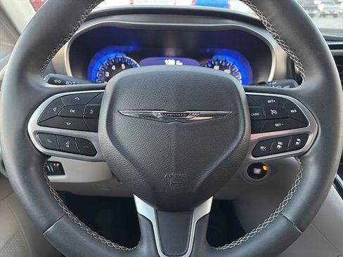 Used 2023 Chrysler Pacifica Touring-L image 18