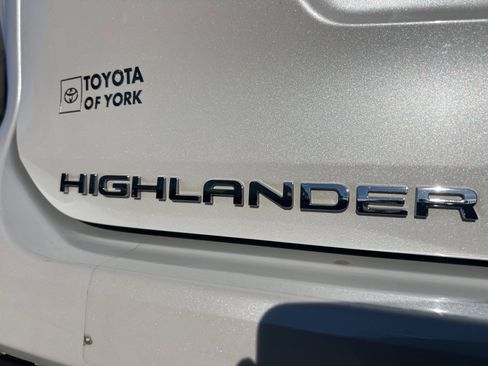 Used 2022 Toyota Highlander Bronze Edition image 19