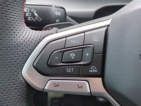 Used 2025 Volkswagen Golf SE FWD image 19