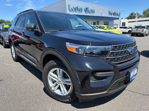 Used 2023 Ford Explorer XLT AWD/4WD image 2