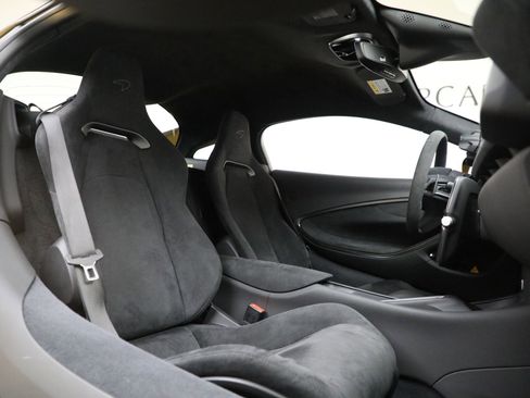 Used 2024 McLaren Artura image 24