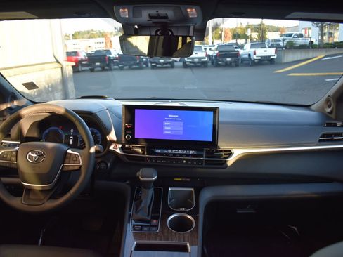 Used 2025 Toyota Sienna Platinum image 26