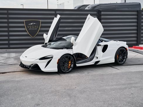 Used 2025 McLaren Artura image 18