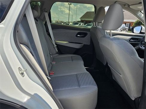 Used 2023 Nissan Rogue SV image 15