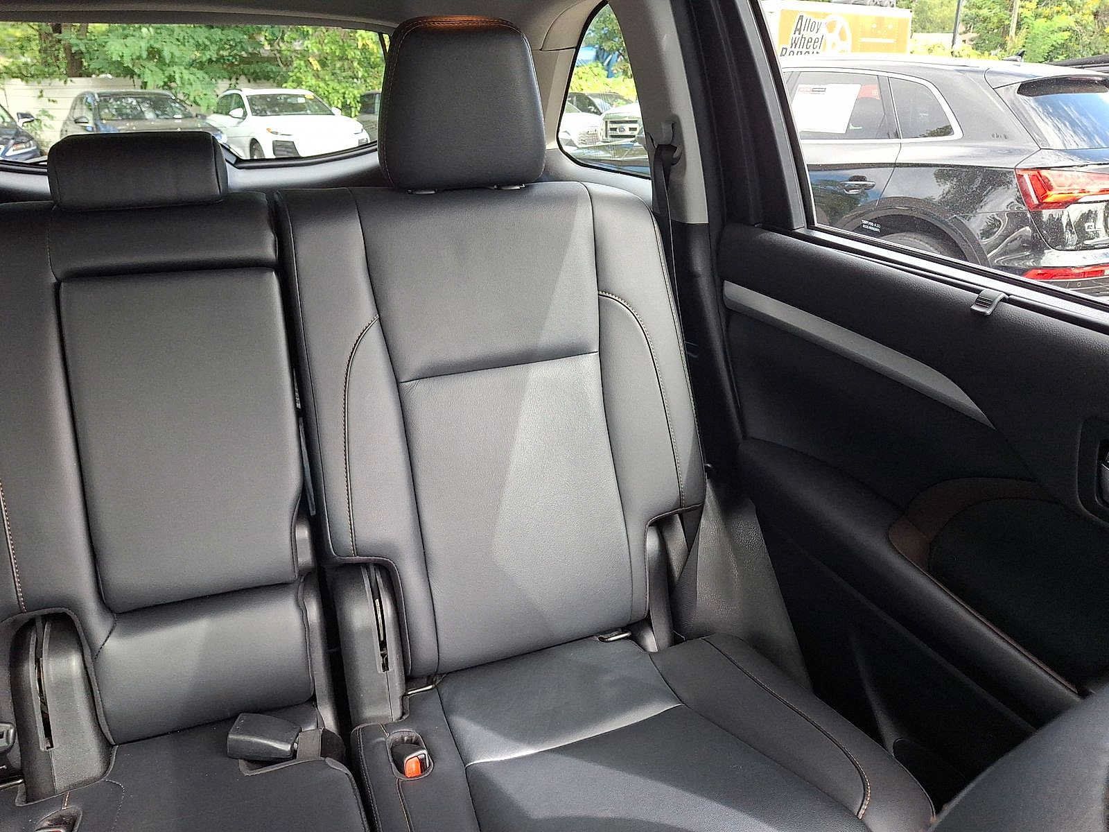Used 2019 Toyota Highlander XLE AWD/4WD image 14