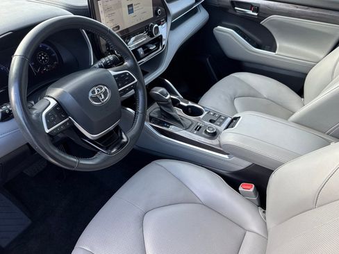 Used 2023 Toyota Highlander Limited image 4