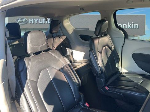 Used 2023 Chrysler Pacifica Touring-L image 11