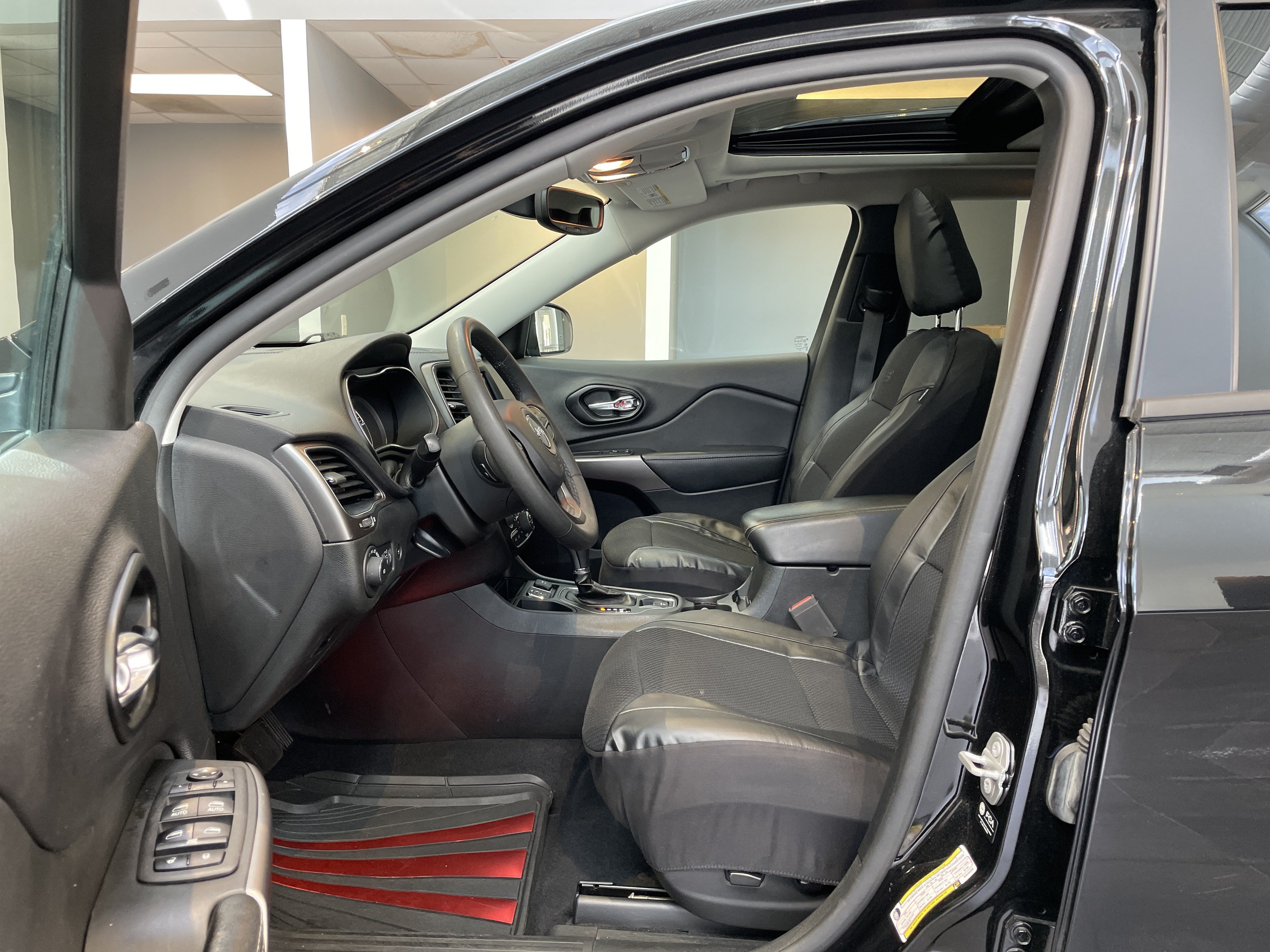 Used 2022 Jeep Cherokee Latitude Lux w/ Sun & Sound Group FWD image 16