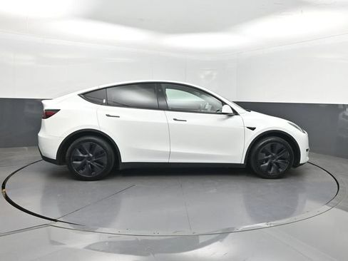 Used 2025 Tesla Model Y Long Range RWD image 29