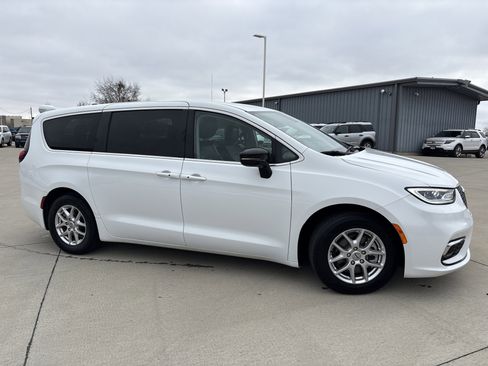 Used 2024 Chrysler Pacifica Touring-L image 3