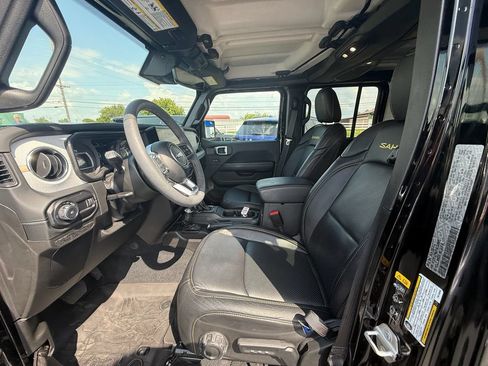 Used 2024 Jeep Wrangler Unlimited Sahara w/ Technology Group AWD/4WD image 12