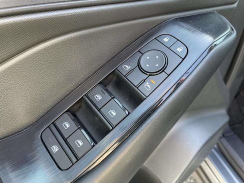 Used 2025 Nissan Rogue S FWD image 17