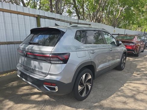 Used 2025 Volkswagen Taos SE image 11