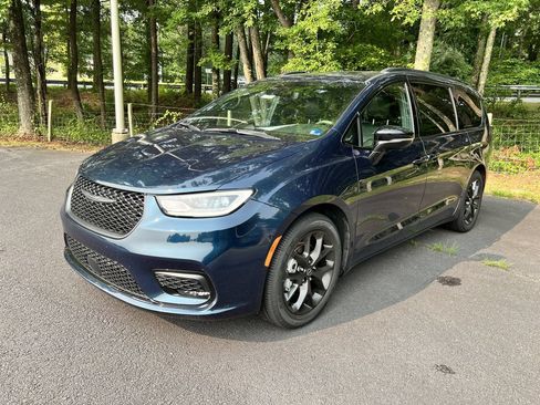 Certified 2025 Chrysler Pacifica Limited FWD image 7