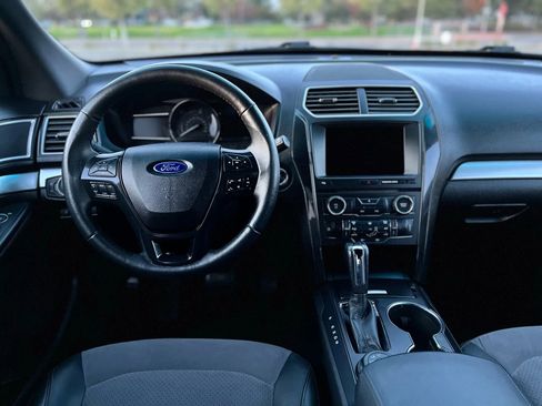 Used 2017 Ford Explorer XLT image 16