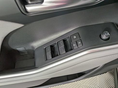 Used 2023 Toyota Highlander XLE AWD/4WD image 15