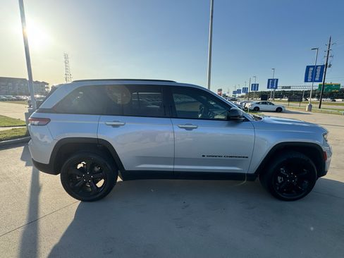 Used 2024 Jeep Grand Cherokee Altitude RWD image 9