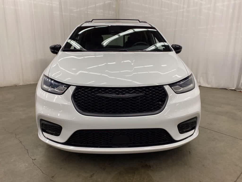 Used 2025 Chrysler Pacifica Limited FWD image 9