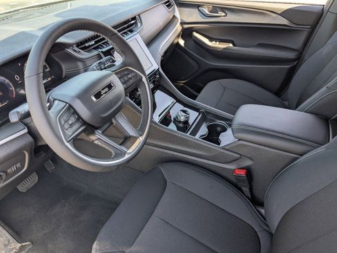 Used 2025 Jeep Grand Cherokee Laredo X w/ Luxury Tech Group I image 16