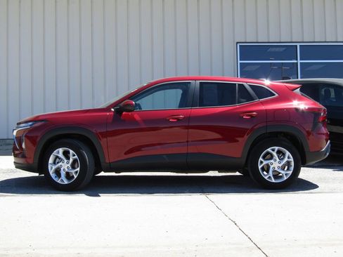 Used 2024 Chevrolet Trax LS w/ LS Convenience Package FWD image 11