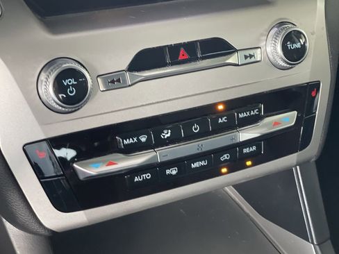 Used 2022 Ford Explorer XLT image 33