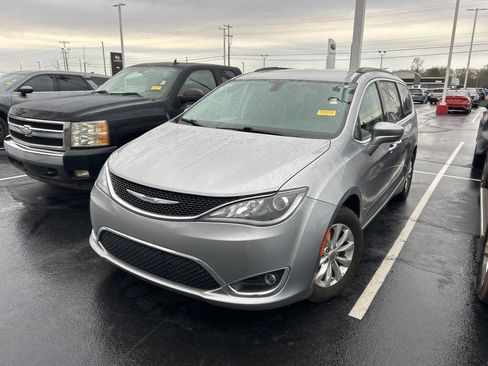 Used 2017 Chrysler Pacifica Touring-L image 11