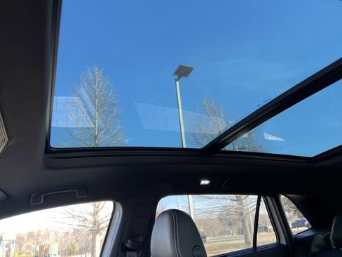 Certified 2025 Volkswagen Atlas Cross Sport SE w/ Panoramic Sunroof Package image 26