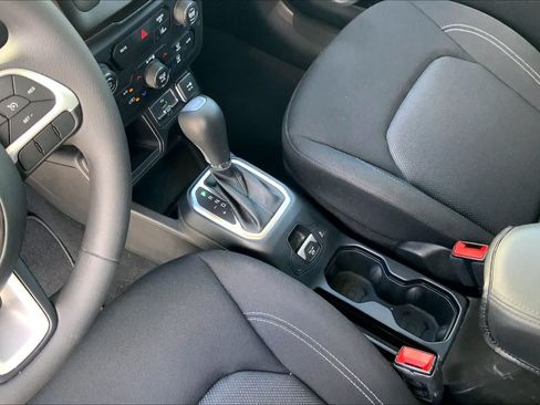 Used 2021 Jeep Renegade Sport FWD image 16