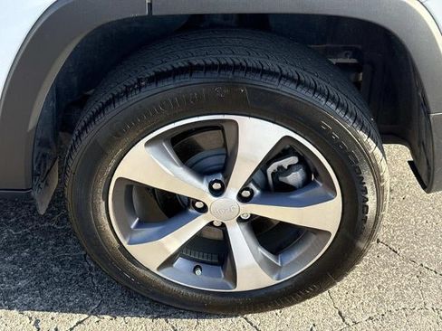 Used 2021 Jeep Cherokee Limited FWD image 28