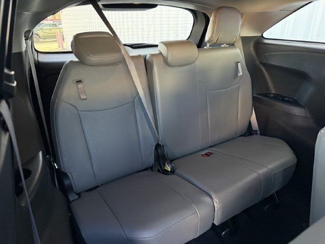 Certified 2025 Toyota Sienna XLE FWD image 34