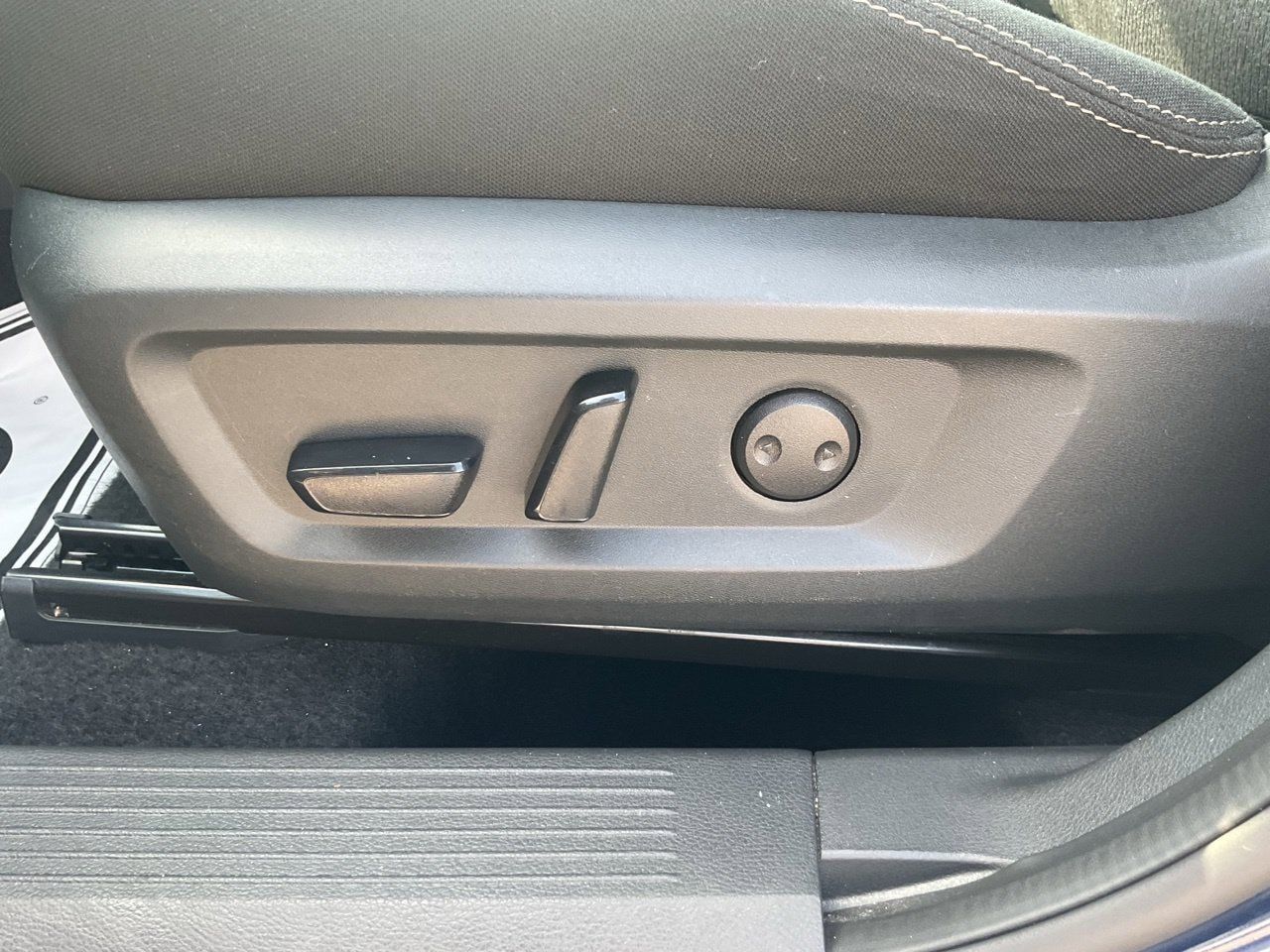 Used 2025 Nissan Rogue SV FWD image 9