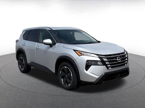 Used 2025 Nissan Rogue SV AWD/4WD image 2