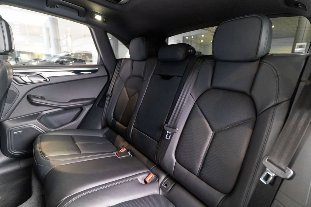 Certified 2025 Porsche Macan AWD/4WD image 34