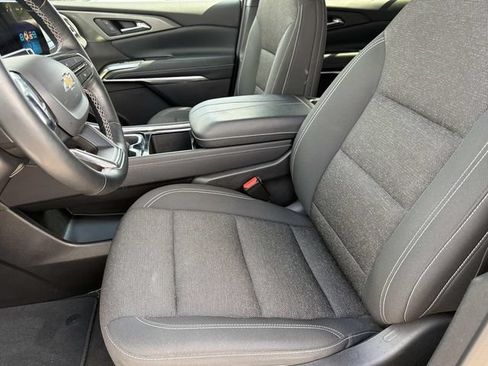 Used 2025 Chevrolet Traverse LT FWD image 17