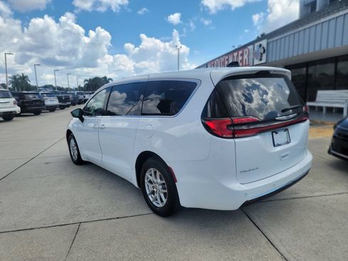 Used 2025 Chrysler Pacifica Select FWD image 3