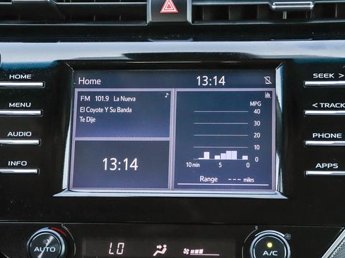 Used 2018 Toyota Camry SE FWD image 18