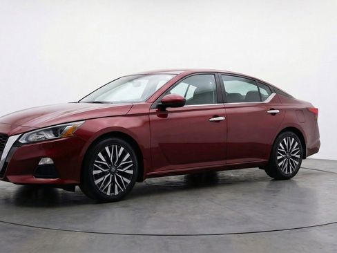 Used 2025 Nissan Altima 2.5 SV image 3